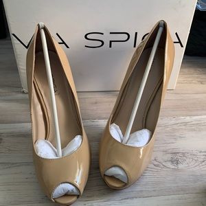 NEW Via Spiga Brandy Nude Patent Peep toe